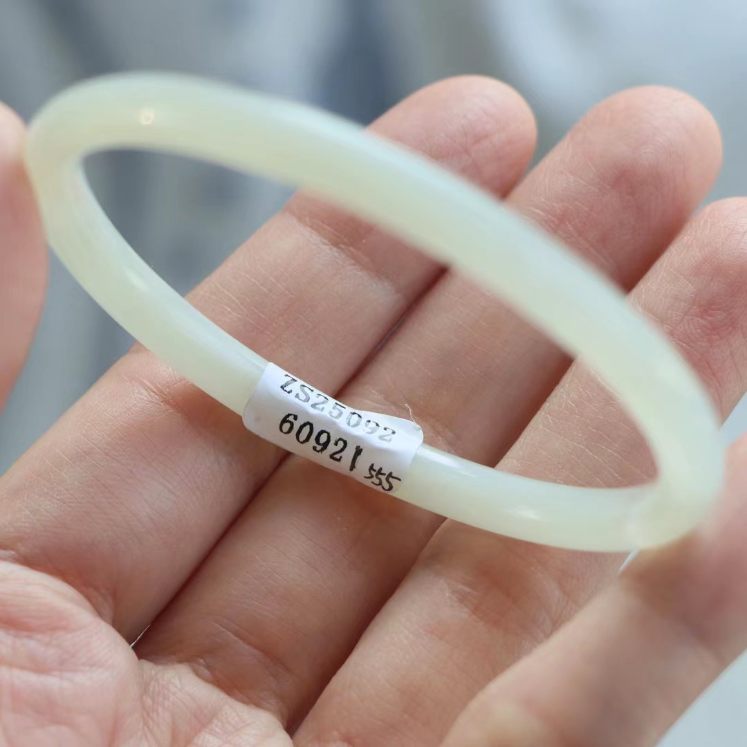 保真天然和田玉手镯55圈口证书9260921和田玉晴偏白色 青海料圆条