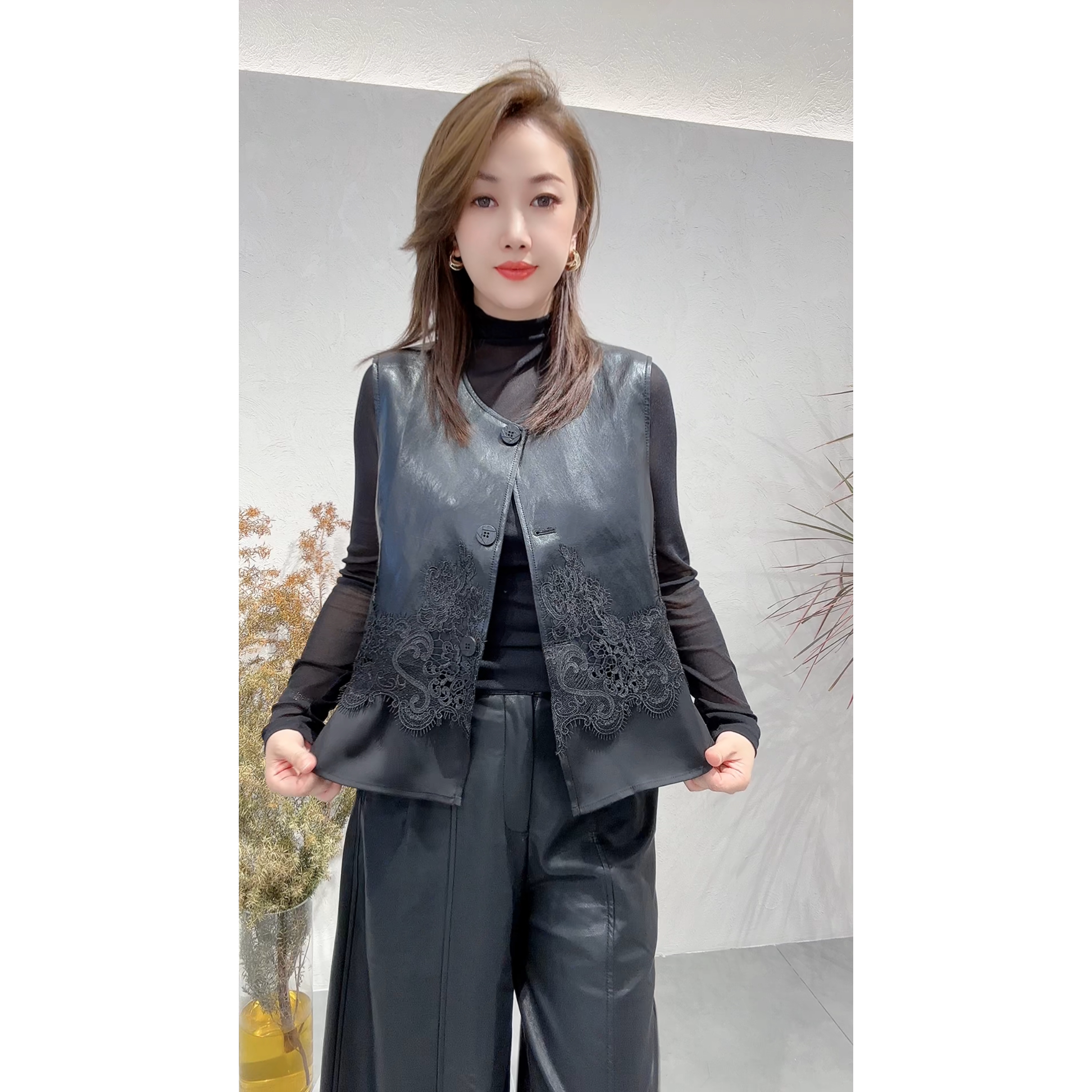 2026秋季新款蕾丝拼接pu皮马甲女圆领单排扣短款外穿马甲