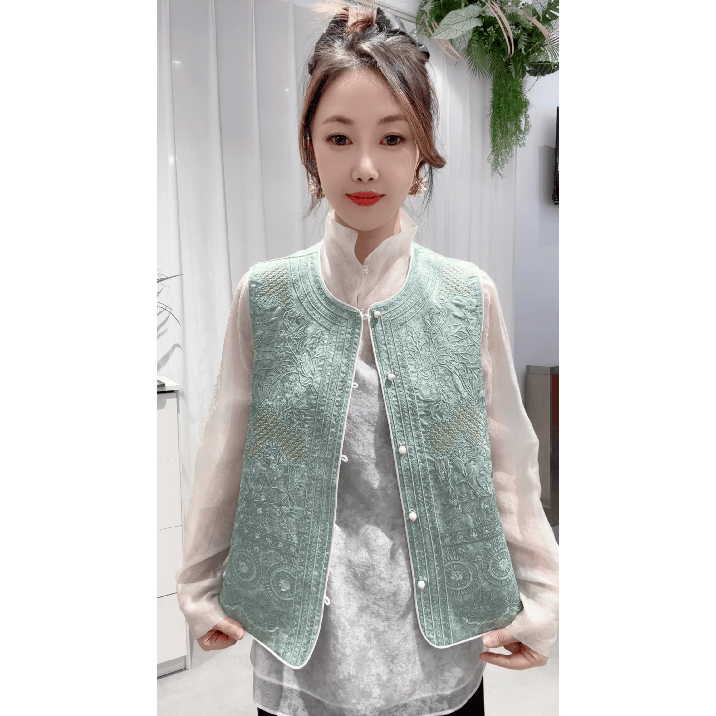 新中式国风复古盘扣提花马甲女2026春季新款复古洋气缎面背心上衣,女装/女士精品,马夹,淘宝优惠券,粉丝福利购,淘宝优惠卷