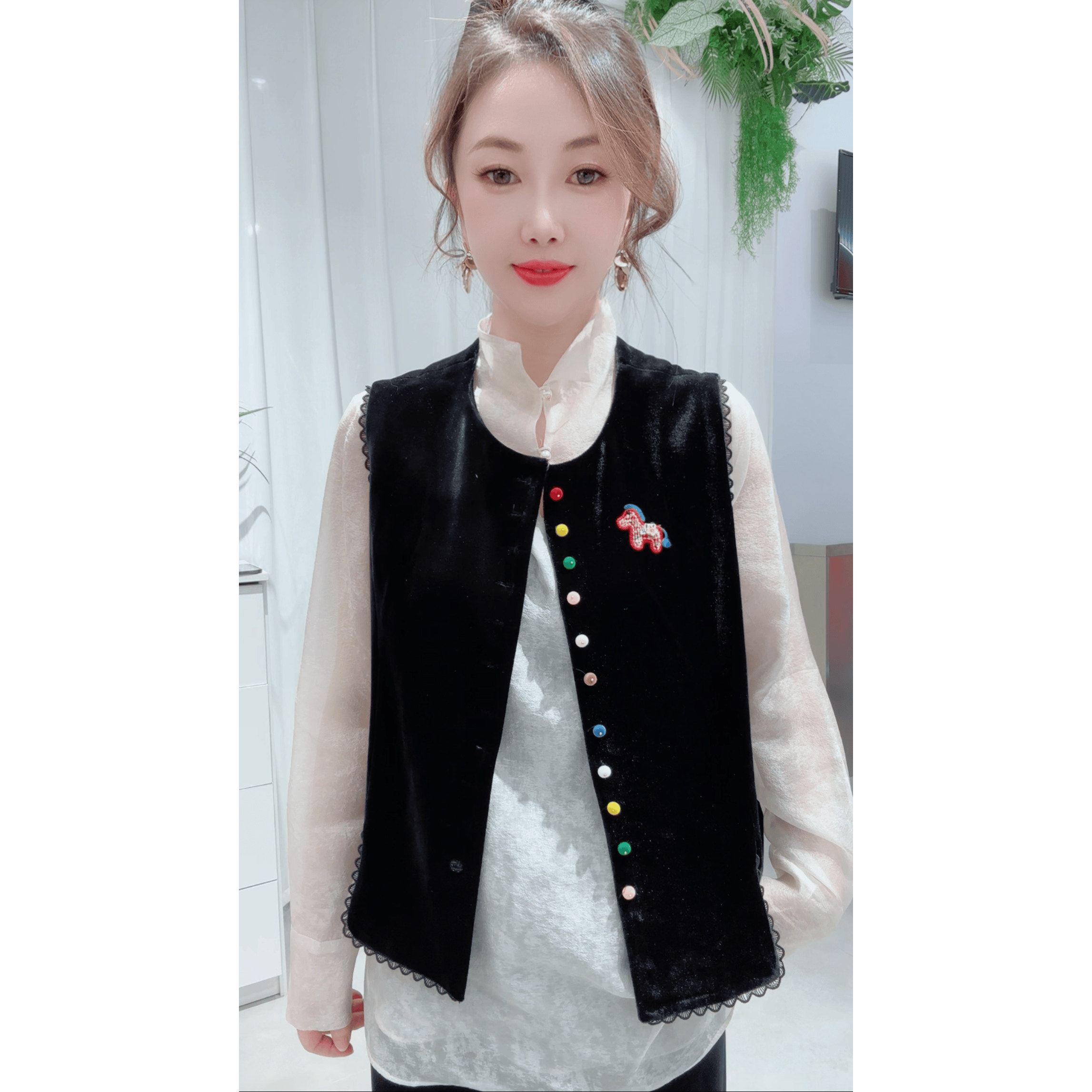 2026春季甜美风格彩色扣子开衫小香风马甲钉珠小马图丝绒花边坎肩,女装/女士精品,马夹,淘宝优惠券,粉丝福利购,淘宝优惠卷