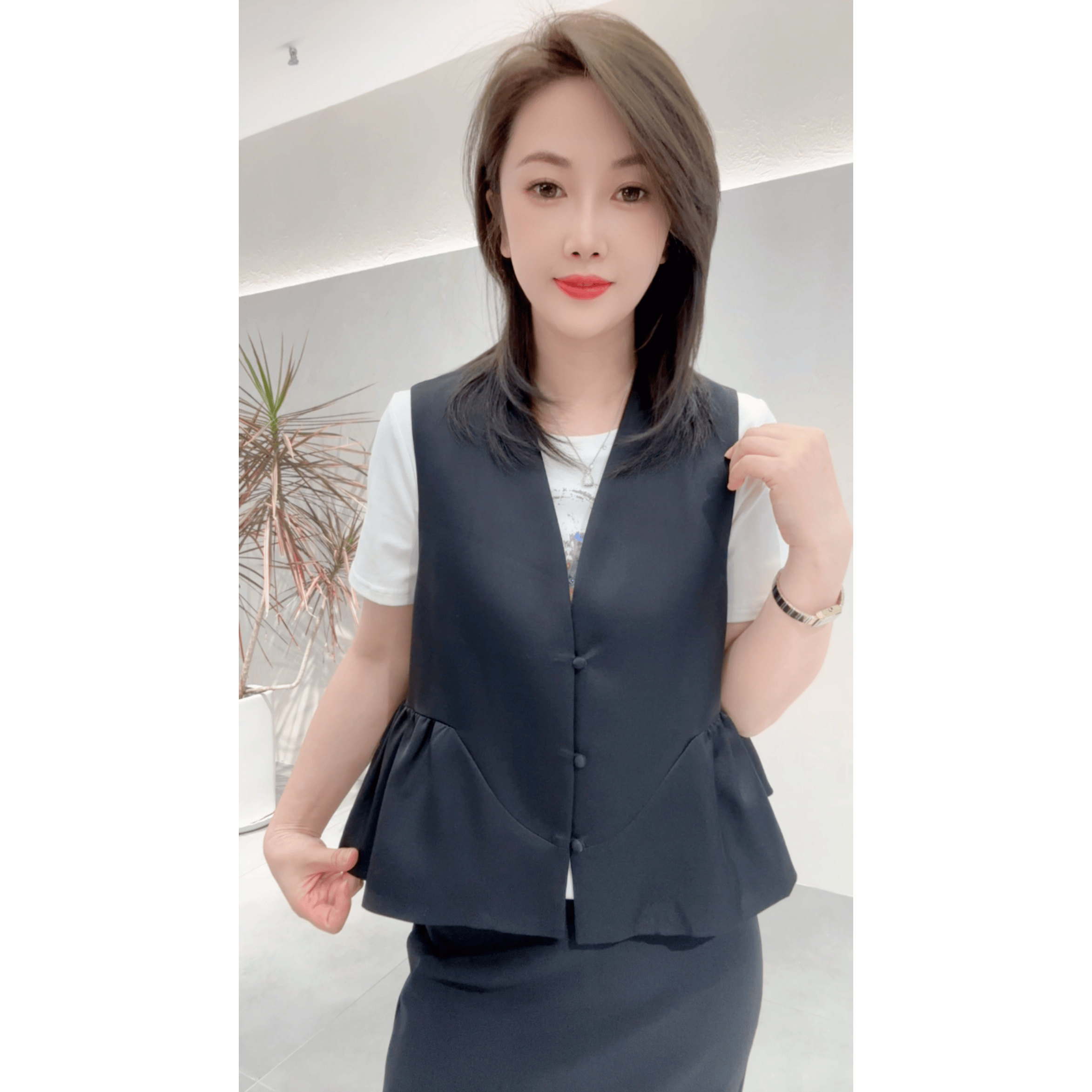 轻奢优雅风V领荷叶边马甲女2026年春季新款时尚黑色无袖背心坎肩