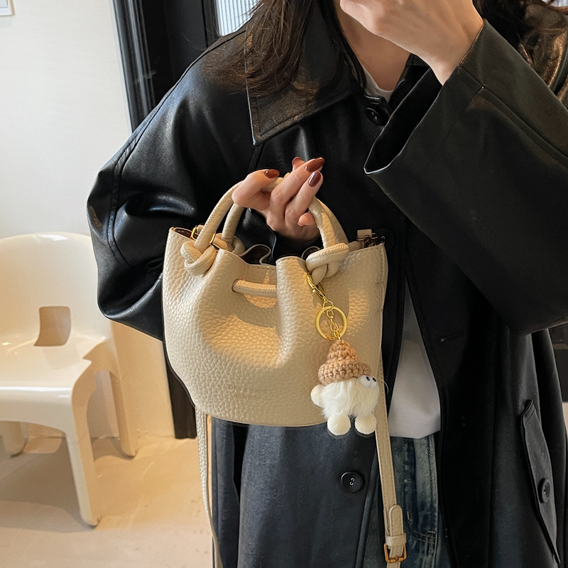 秋冬复古菜篮子包包女2025新款时尚百搭斜挎包精致超火手提水桶包