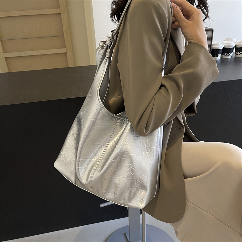 银色软面大容量包包女2025新款流行爆款百搭斜挎包夏季单肩水桶包