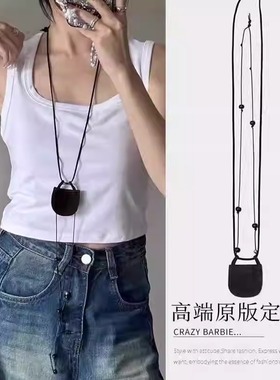 mini穿搭设计感凹造型极简月牙包