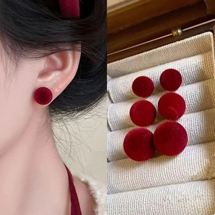 高级感新年红色丝绒圆球耳钉女精致百搭耳环耳饰过年耳坠秋冬配饰