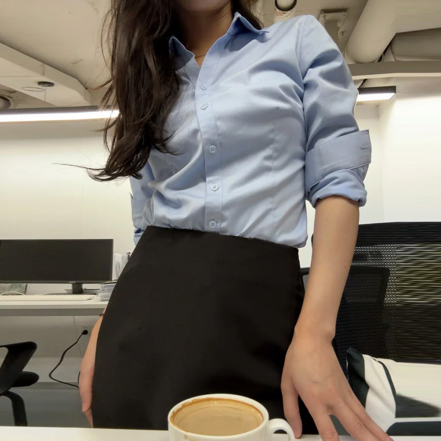 蓝色衬衫女长袖高级感职业面试套装气质酒店前台工作服V领白衬衣