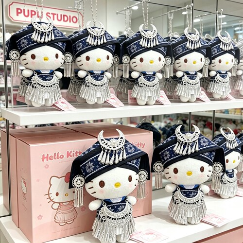 正版苗族少女hellokitty包包挂件可爱毛绒玩偶钥匙扣配饰伴手礼