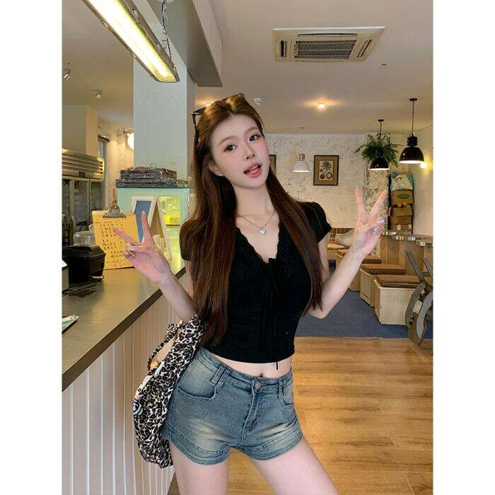 白色蕾丝带V领短T恤夏纯欲辣妹设计感瘦系袖女性感修身显短款上衣