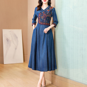2026春季新款高端气质重工刺绣牛仔连衣裙女中年妈妈洋气时尚长裙