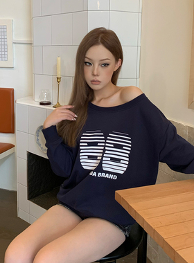 KTDA美式印花复古设计感斜肩长袖卫衣女2025春秋新款露肩上衣休闲