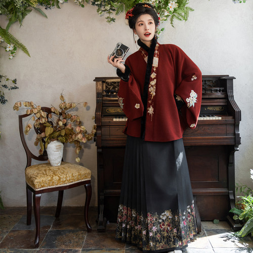 明制汉服冬款短袄对交琵琶袖套装