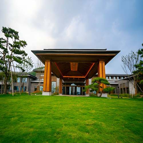 尼山宾舍园景/湖景/院落房1晚入住，送尼山圣境景区入园（可二次入园） 亲子爆款！含酒店自助早餐+停车服务 聆听智慧，对话圣贤，来尼山圣境领略传统文化的魅力！ 打卡尼山圣境，尼山孔庙双入园（畅游孔子出生地）~