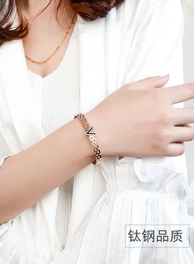 英文字母材质钛钢手镯卡扣贝壳Z160-2纹路镂空格林V字