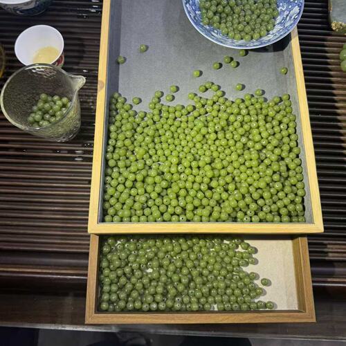 黄绿带皮和田玉籽料手串定制
