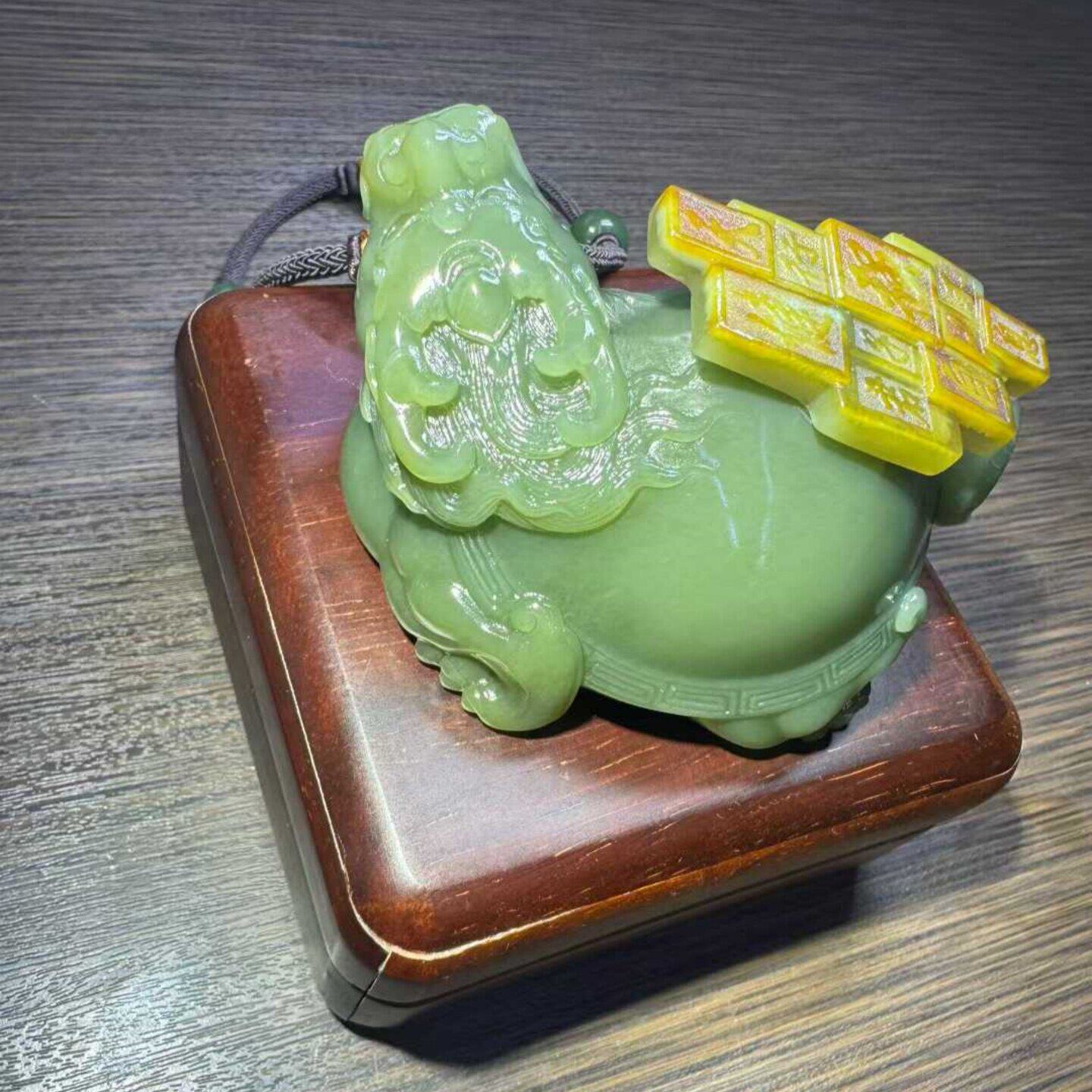 定金工厂手把件龙龟黄绿带皮析木河磨玉籽料椴树林和田玉定制