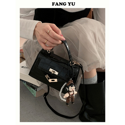 白色鳄鱼纹凯莉包2025新款