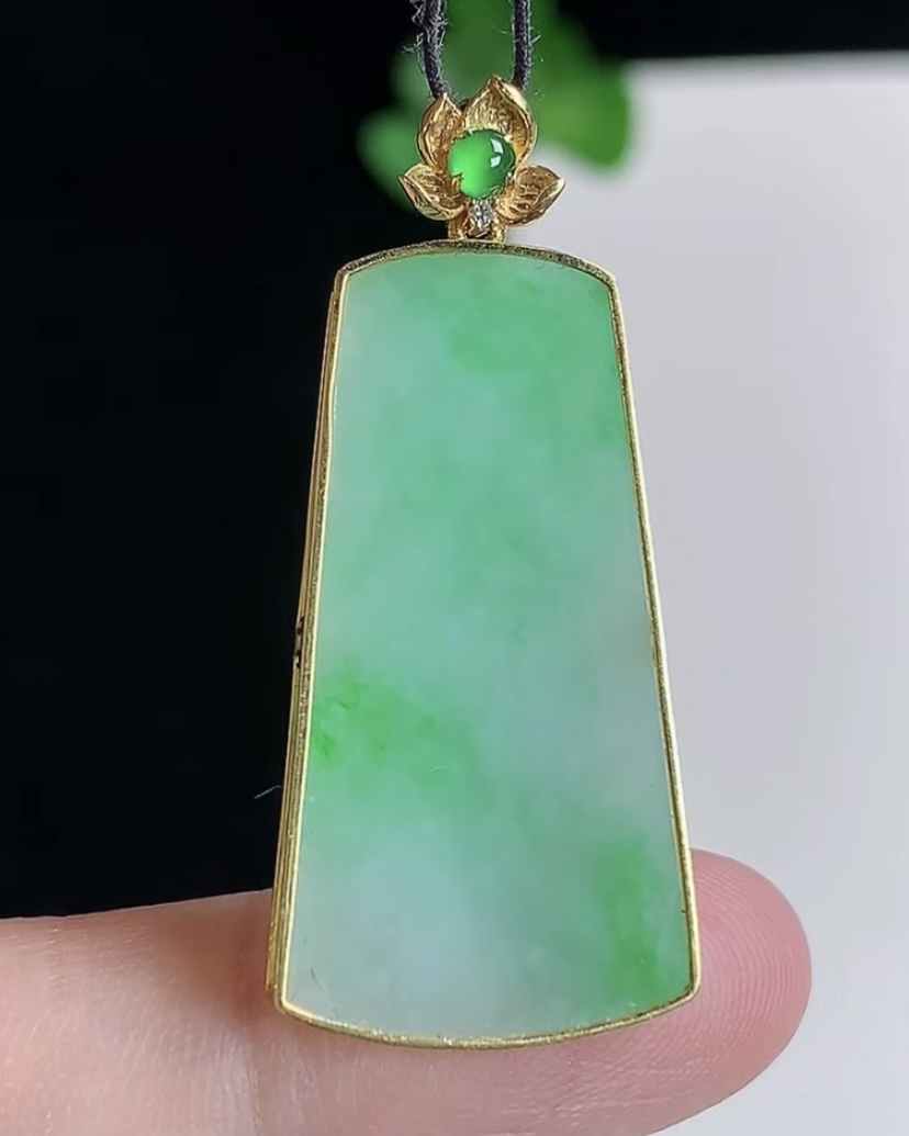 天然A货翡翠 缅甸正品玉坠 18k金镶飘绿无事牌吊坠