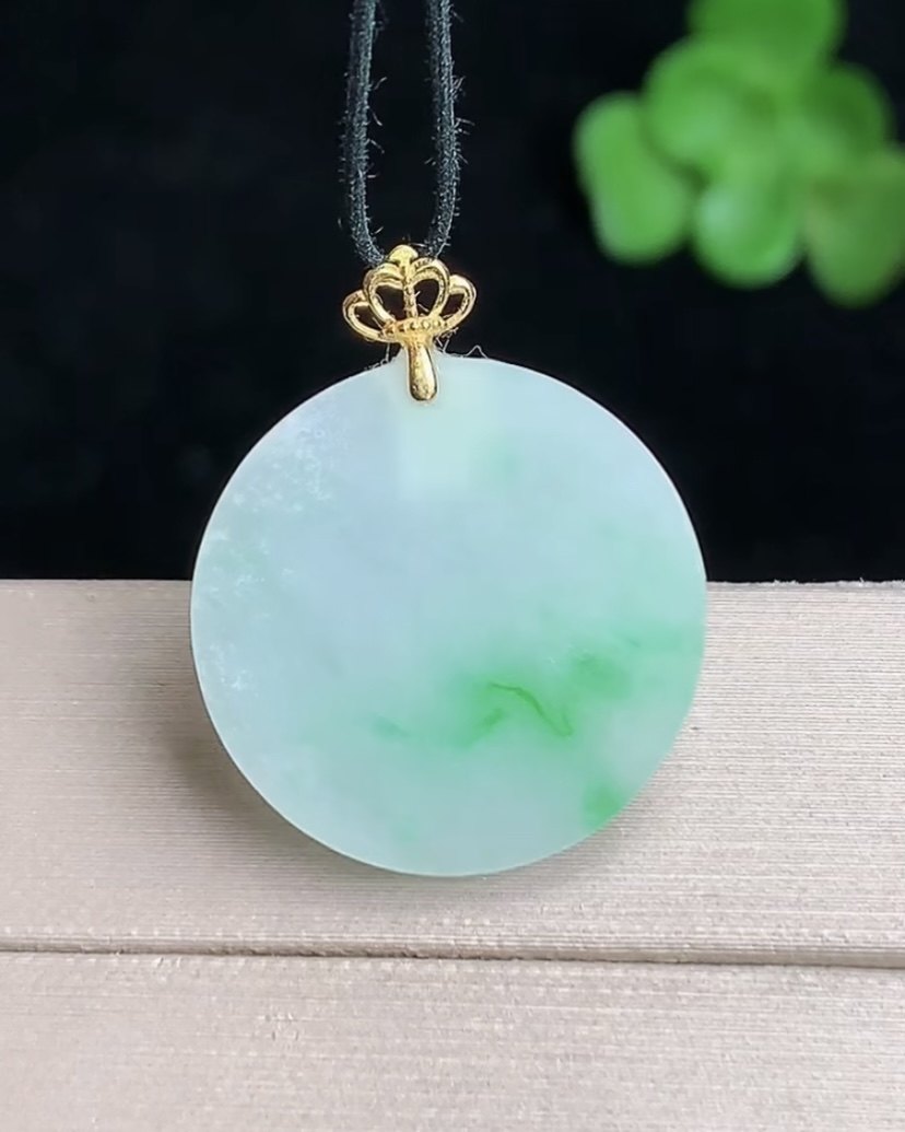 天然A货翡翠 缅甸正品玉坠 18k金镶冰润飘绿圆牌 无事牌吊坠