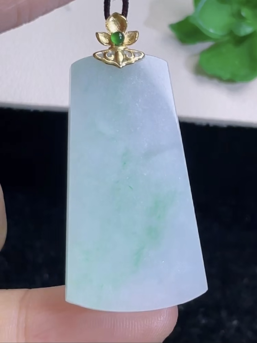 天然A货翡翠 缅甸正品玉坠 18k飘绿无事牌吊坠