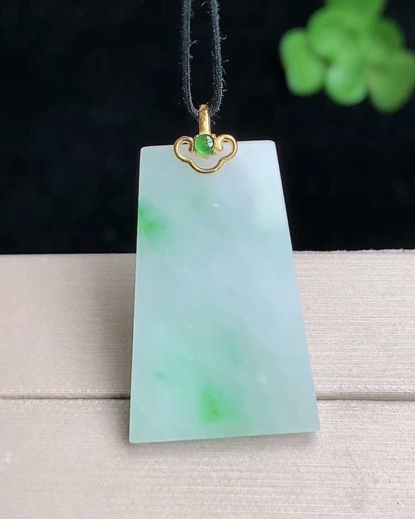 天然A货翡翠 缅甸正品玉坠 18k金镶冰种飘绿无事牌吊坠