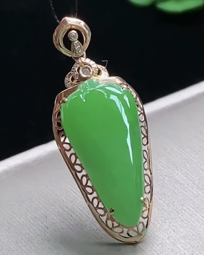 天然A货翡翠 缅甸正品玉坠 18k冰阳绿福瓜吊坠