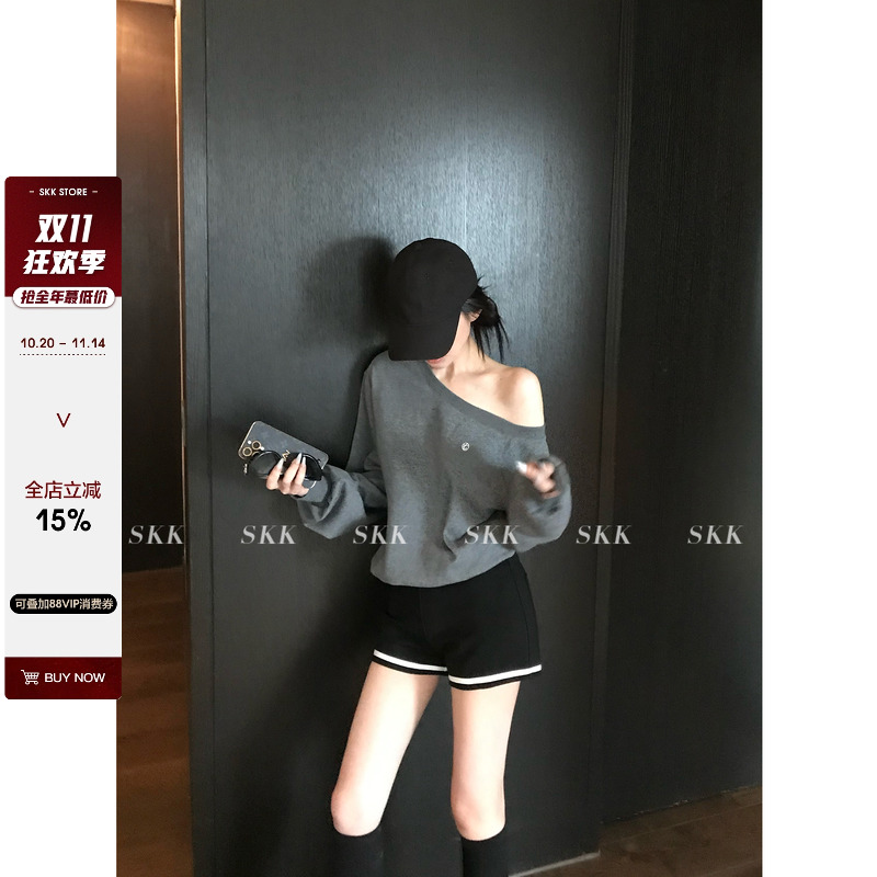 斜肩露肩小标宽松套头卫衣