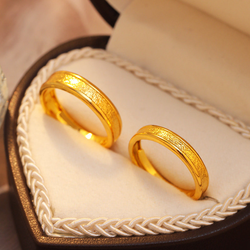 仿真金戒指磨砂情侣对戒男女一对可调节简约婚礼仪式订婚道具婚戒