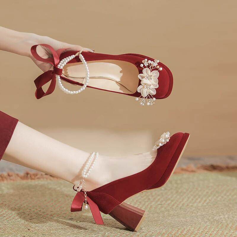 红色结婚鞋新娘花朵绝美秀禾服婚纱两穿圆头粗跟高跟鞋女2026新款