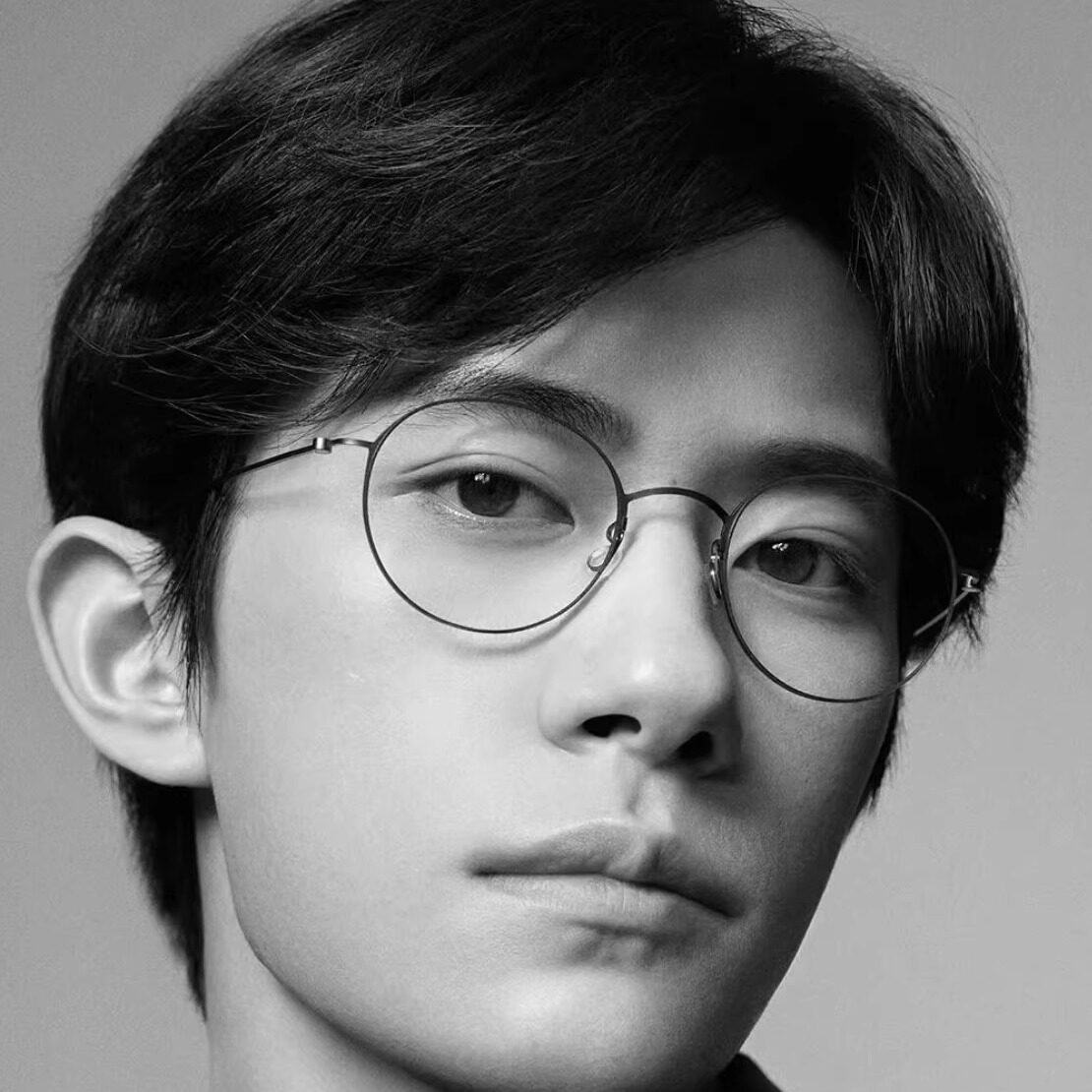 轻若无物！4.3g超轻商务无螺丝纯钛眼镜框男近视可配度数眼睛镜架