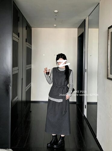 女大码拉链简约马甲纯色长袖T恤显瘦时尚半身裙三件套套装 配丝巾