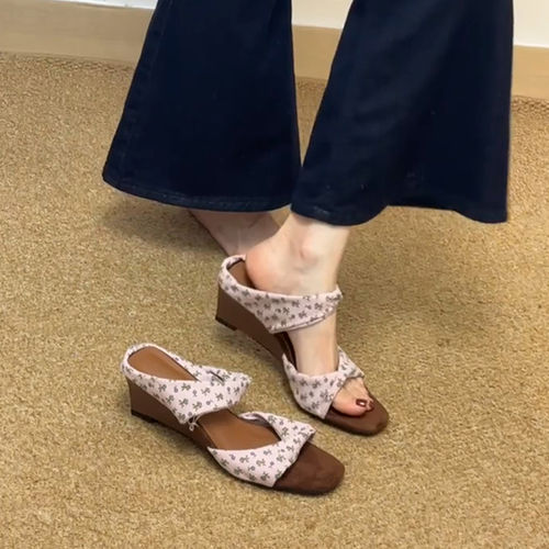 羊皮版~温柔时尚复古气质一字凉拖鞋女仙女风甜美碎花外穿高跟鞋