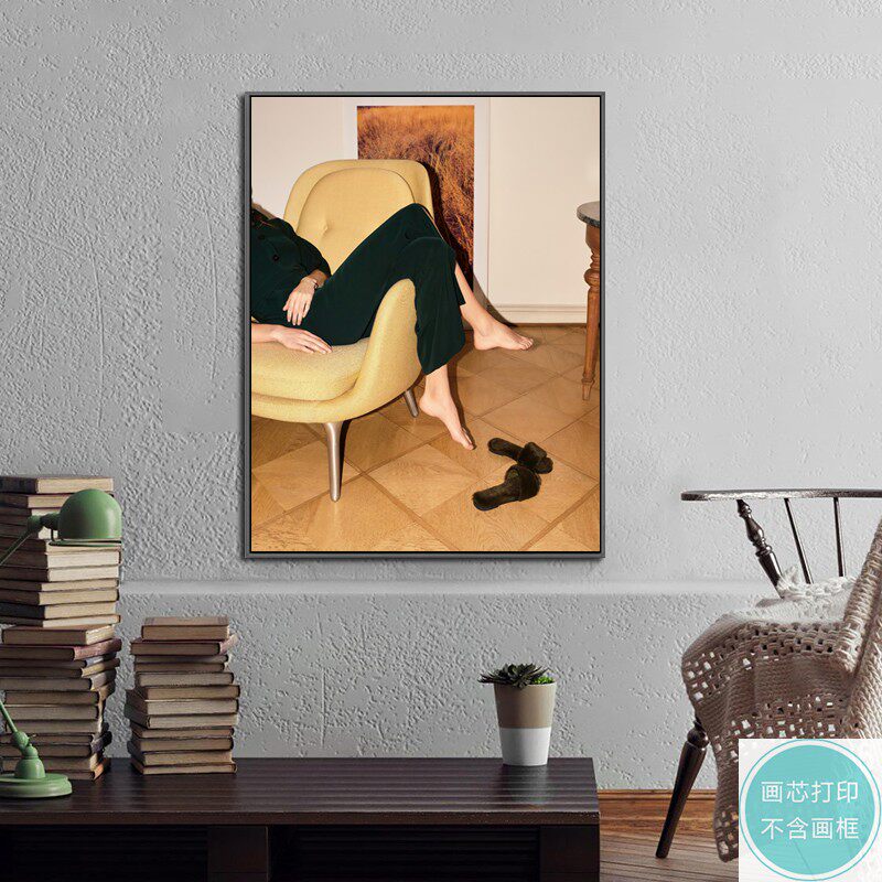 北欧现代简约橙色椅子人物酒店玄关走廊小众装饰画芯打印油画布画