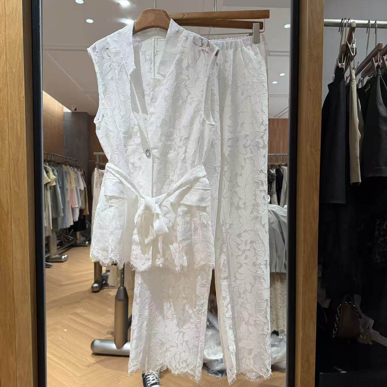 欧洲站2026夏季新款欧货轻熟风V领蕾丝上衣+休闲裤时尚套装26720