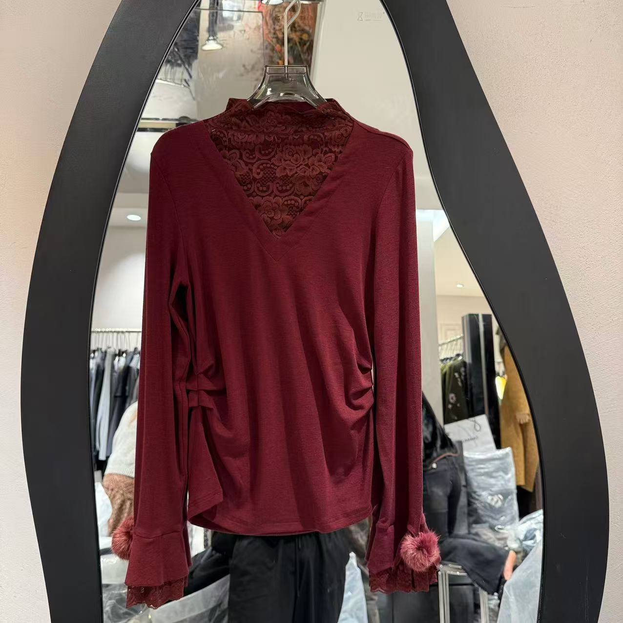 欧洲站2025冬新款时尚拼蕾丝V领修身捏褶收腰毛球显瘦打底衫8239