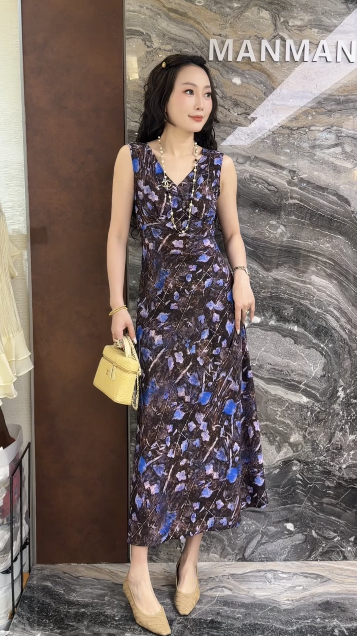 曼曼家2026夏新款欧货时尚修身显瘦女人味印花无袖连衣裙女潮