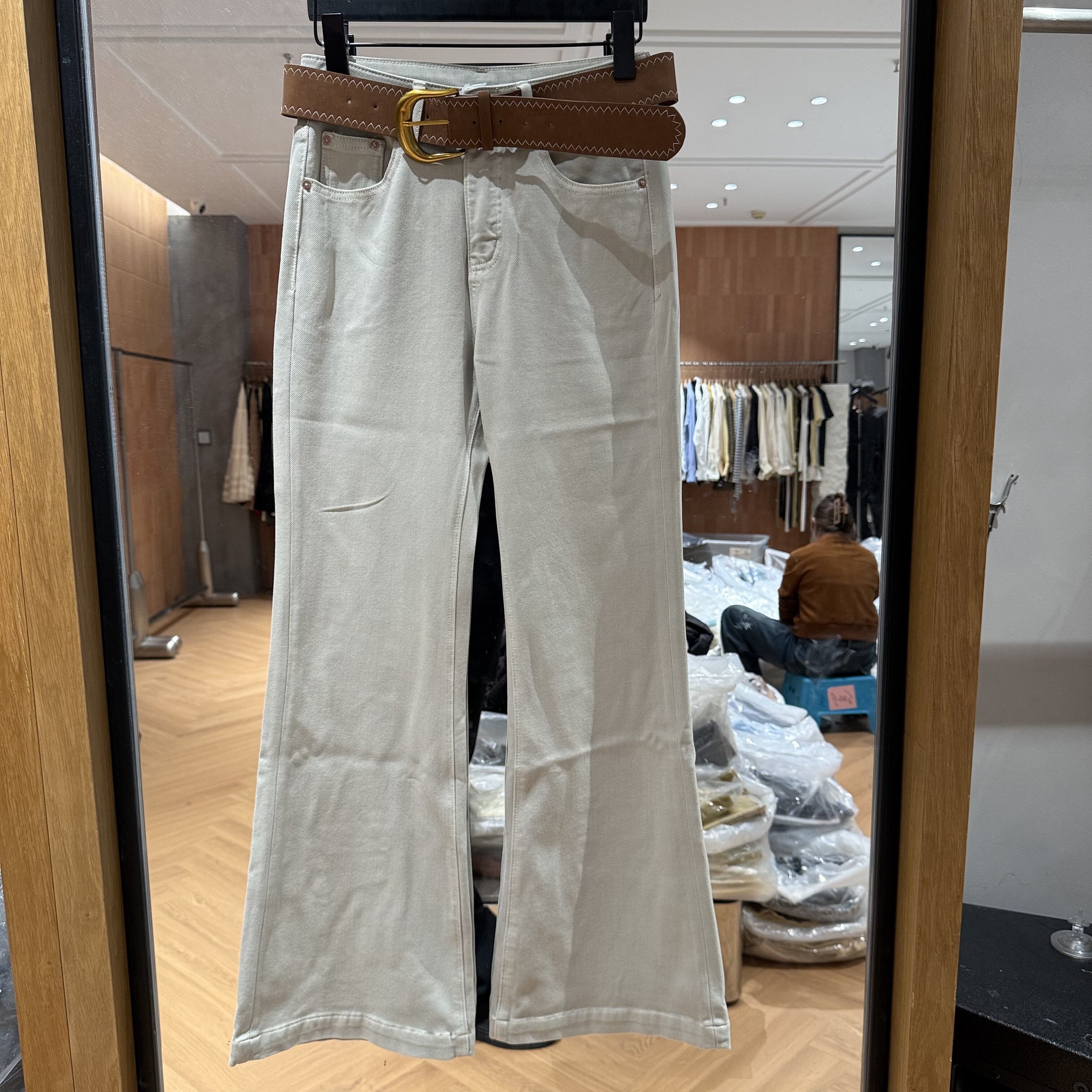 欧洲站2026春季新款欧货时尚宽腰带撞色后翻盖两口袋微喇牛仔裤女