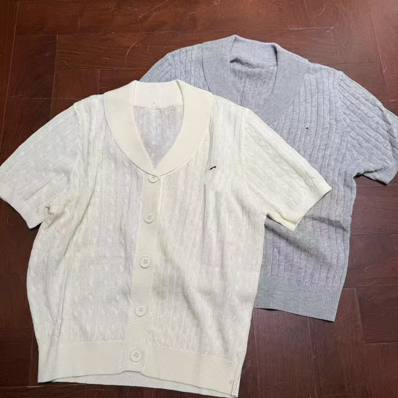 欧洲站2026新款欧货高品质V领刺绣小标麻花短袖针织衫上衣31958