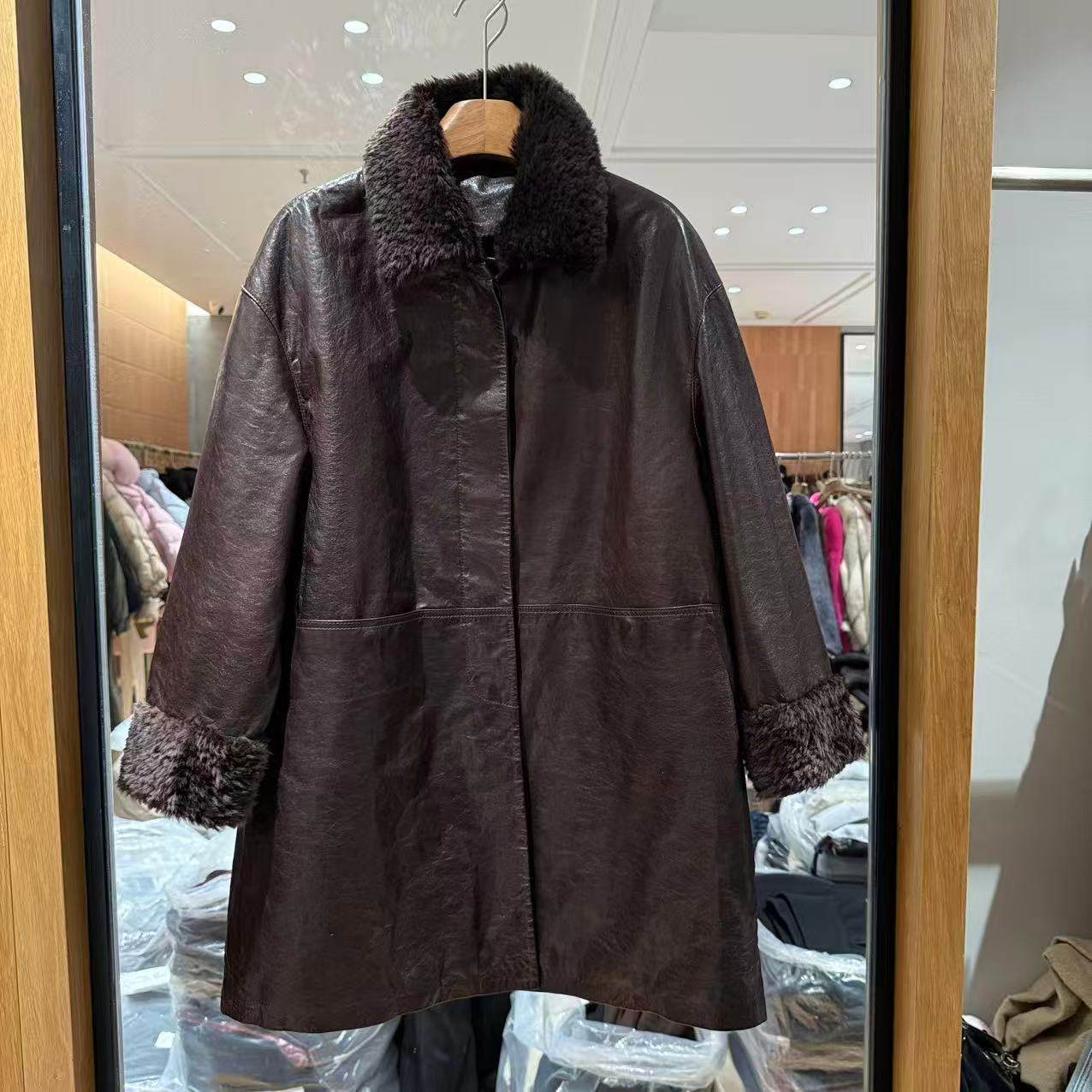 欧洲站2025冬新高级感油蜡羊皮可拆卸羊毛领宽松中长款皮衣58117,女装/女士精品,皮衣,淘宝优惠券,粉丝福利购,淘宝优惠卷