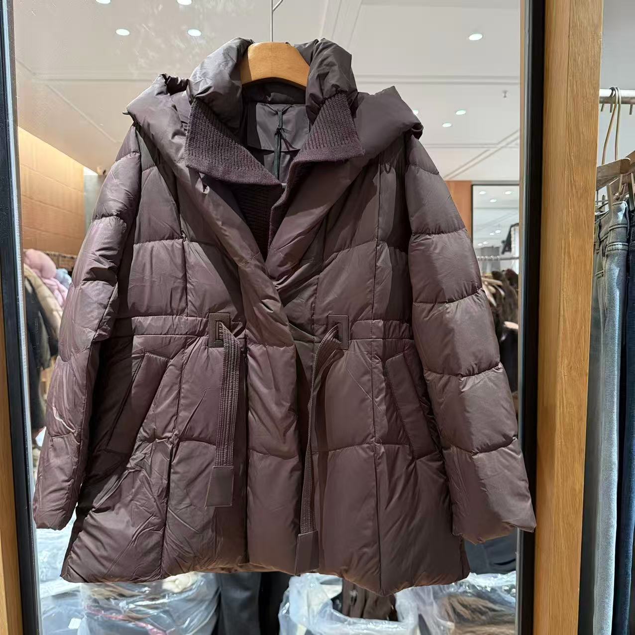 欧洲站2025冬新款气质连帽针织拼接收腰中长款减龄保暖羽绒服9B37