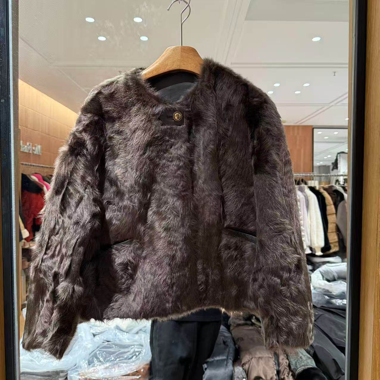 欧洲站2025冬新圆领一粒扣小湖羊皮毛一体短款洋气保暖皮草25039