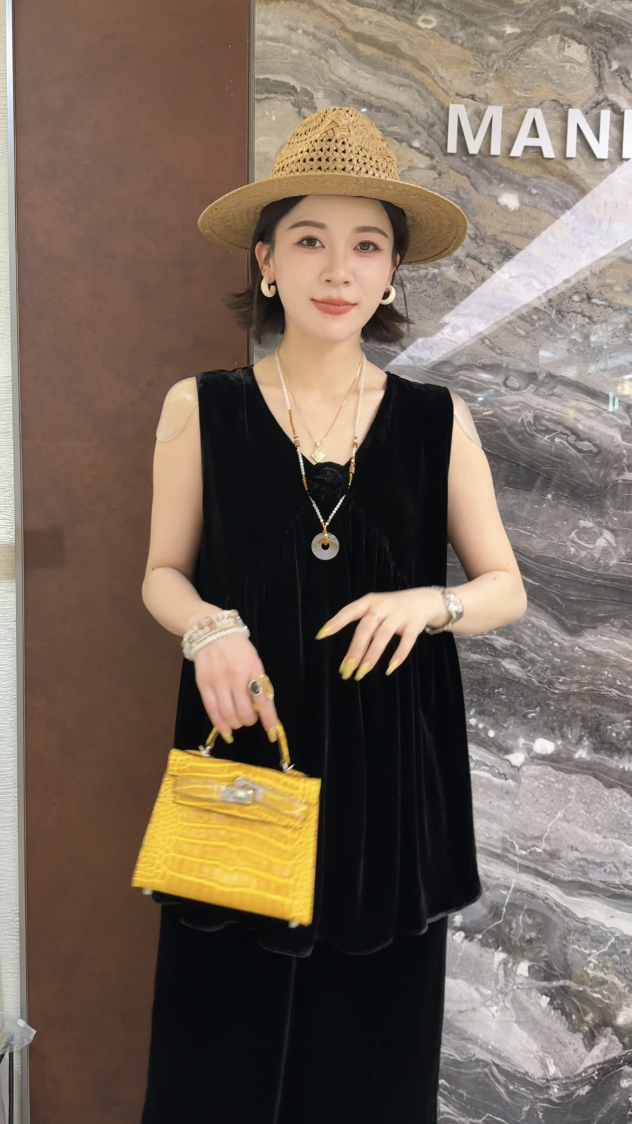 曼曼家2026夏新欧货时尚V领立体花苞无袖宽松丝绒背心上衣女潮