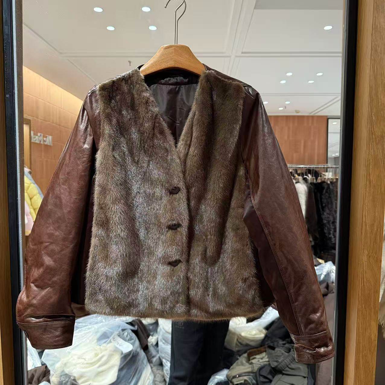 欧洲站2025冬新时尚V领异形扣水貂毛拼接短款鹅绒洋气皮衣女9656