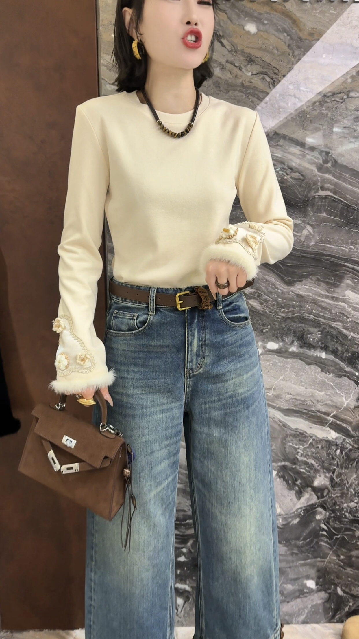 曼曼家2025秋冬款时尚拼接蕾丝袖口刺绣花朵宽松百搭打底衫25340