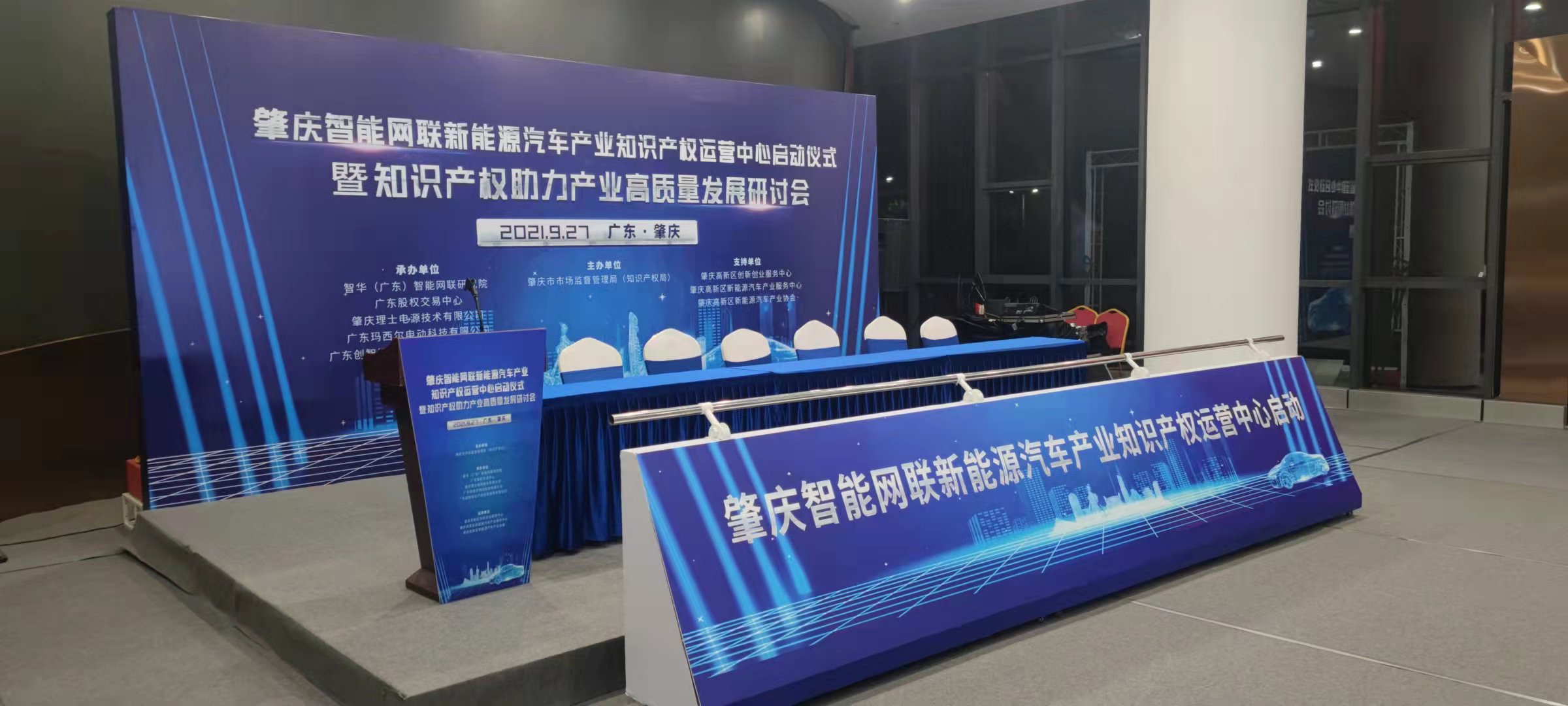 广州沙发凳出租/舞台搭建/椅子/展会年会考试长条桌椅租赁