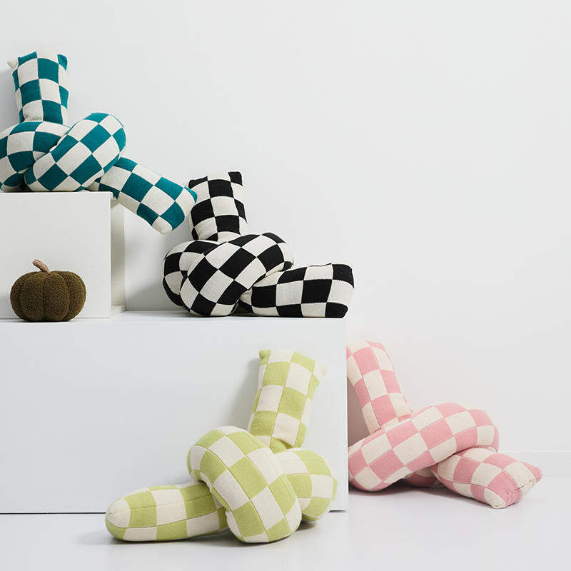 装典美家长条打结抱枕靠枕民宿设计扭扭异型复古棋盘格棉绒卧室枕