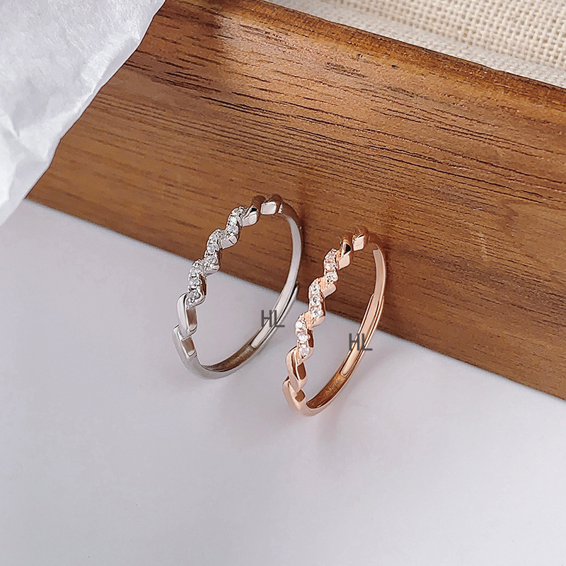 s925纯银韩版简约扭曲波纹戒指女轻奢感细指圈小巧镶钻可调节指环