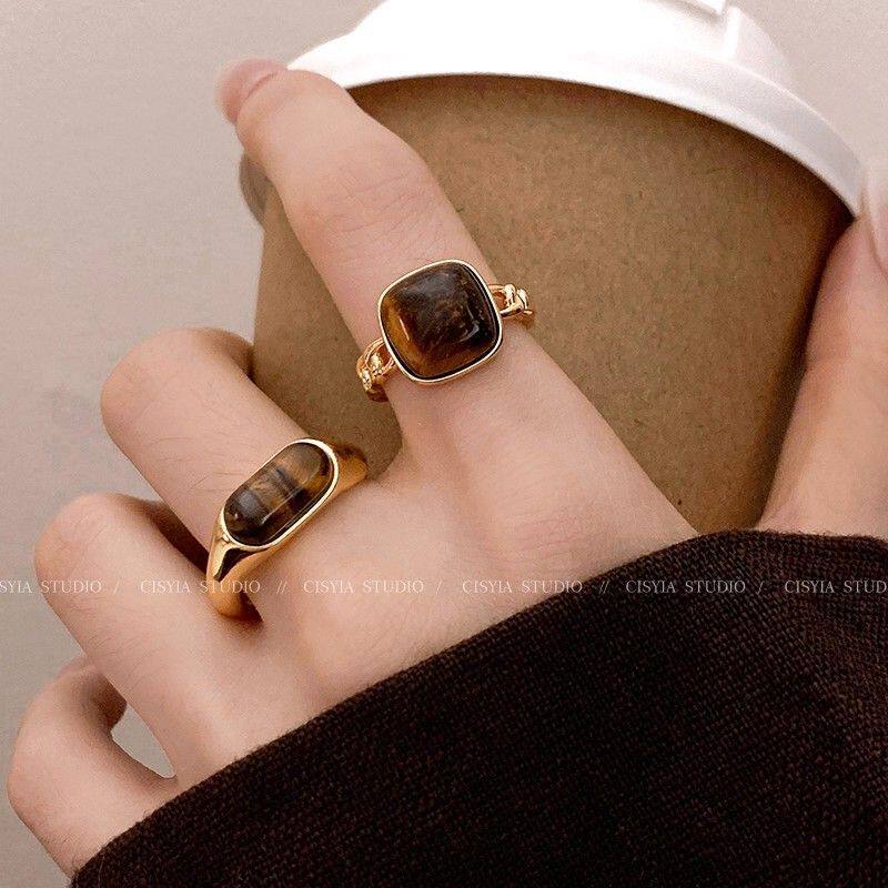 琥珀方形戒指女春天复古虎眼石金色指戒轻奢高级感美拉德配饰指环
