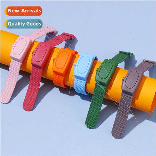 Portable silicone bracelet hand sanitizer bracelet set can