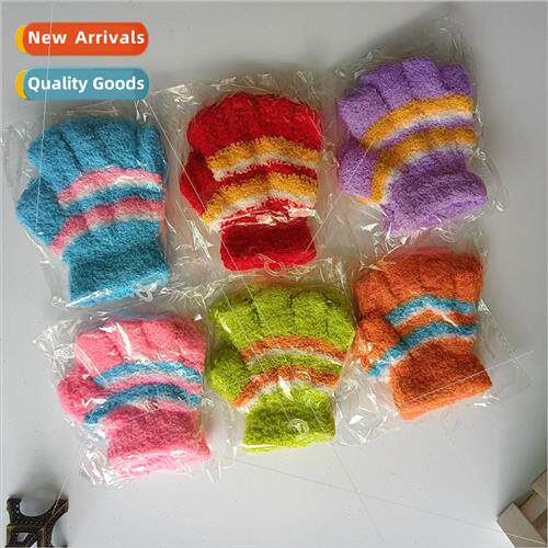 Childrens  of warm gloves in the fall and winter half side o