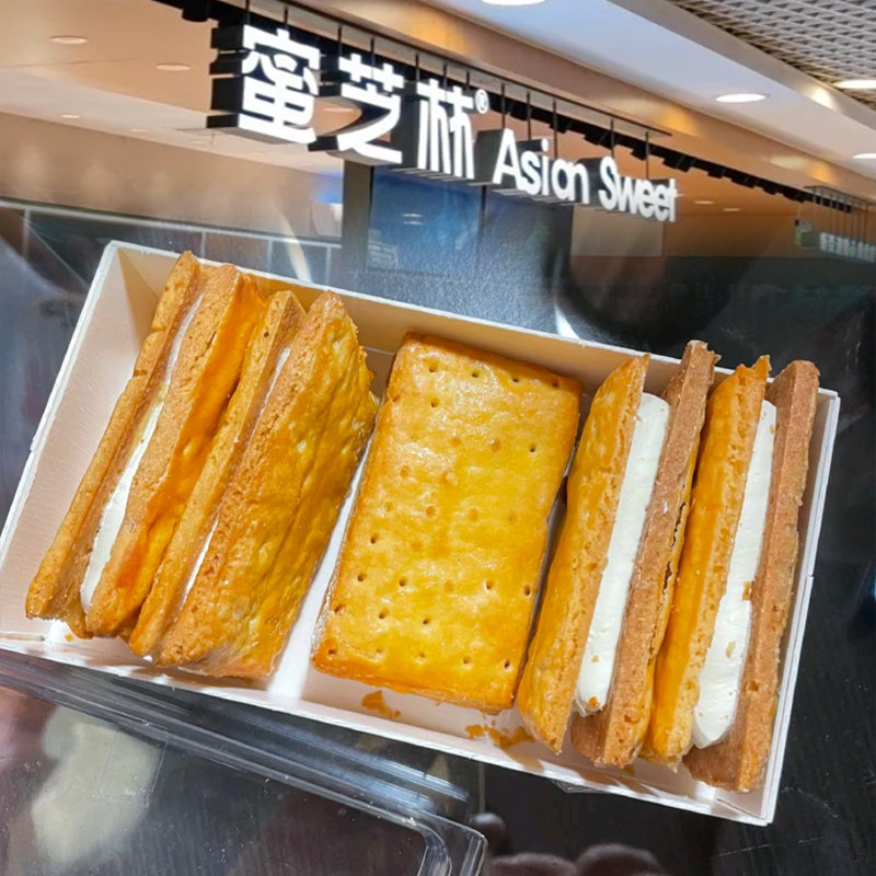 上海蜜芝林白脱葡萄干饼干芋泥卷蝴蝶酥拿破仑零食点心奶油号角